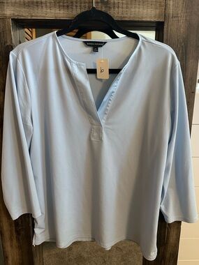 Banana Republic Light Blue Split Neck Blouse Top Women’s Medium 3/4 Sleeve